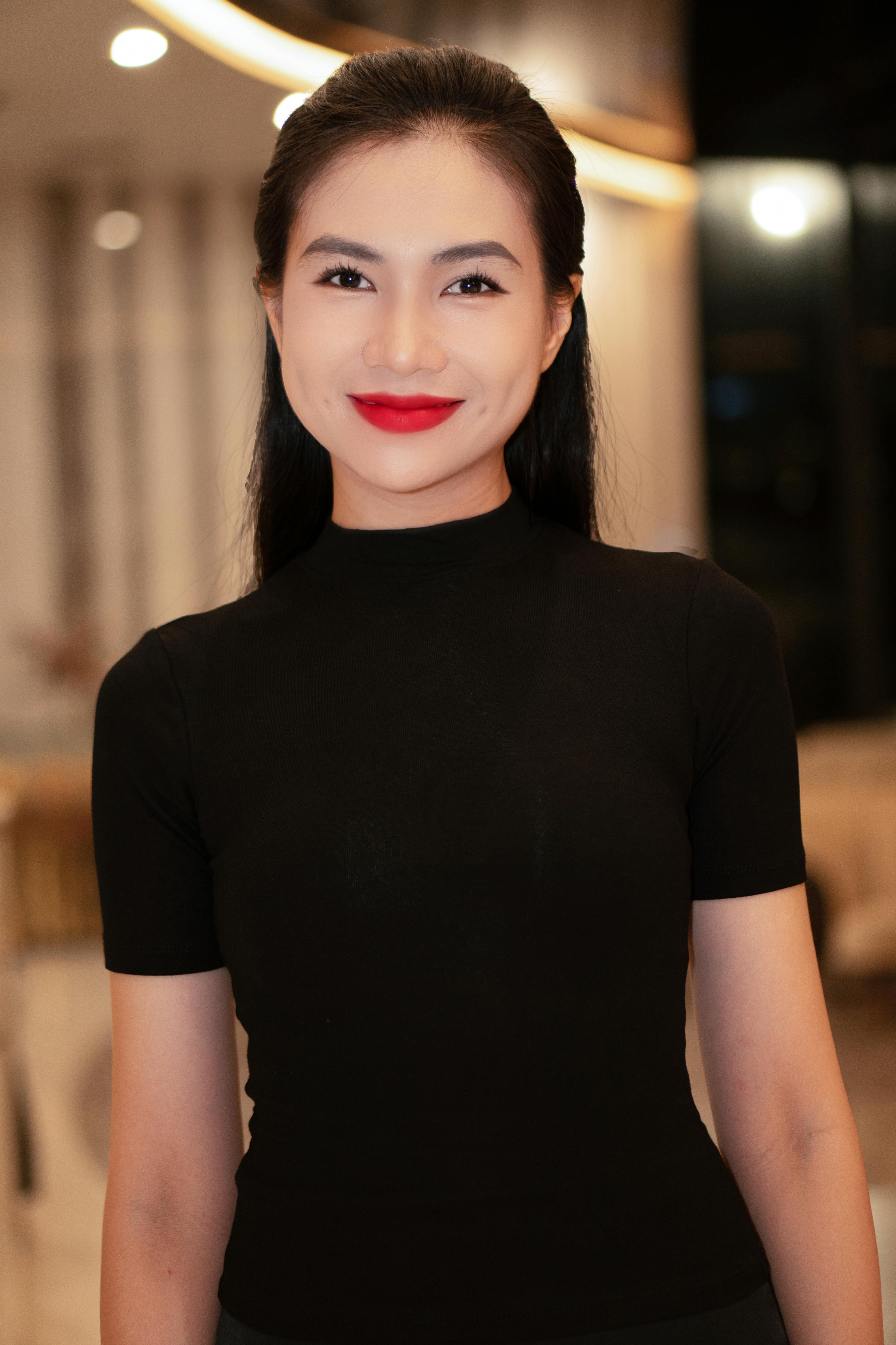 清潔感のある笑顔を見せる40代前後のアジア系女性