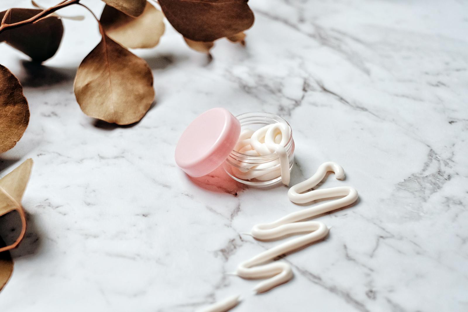 白いクリーム容器の写真