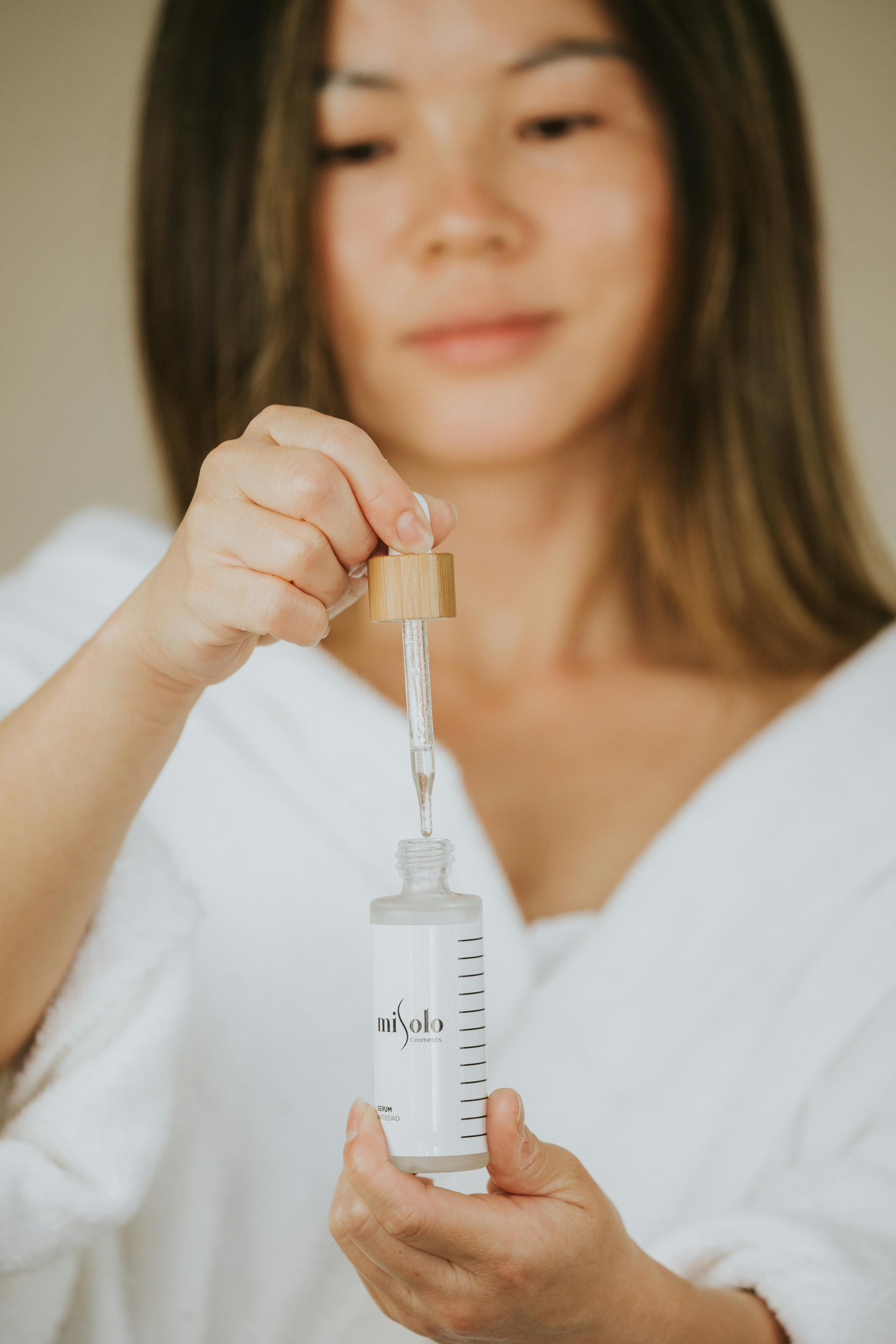 スポイト付き美容液を手に持つ写真